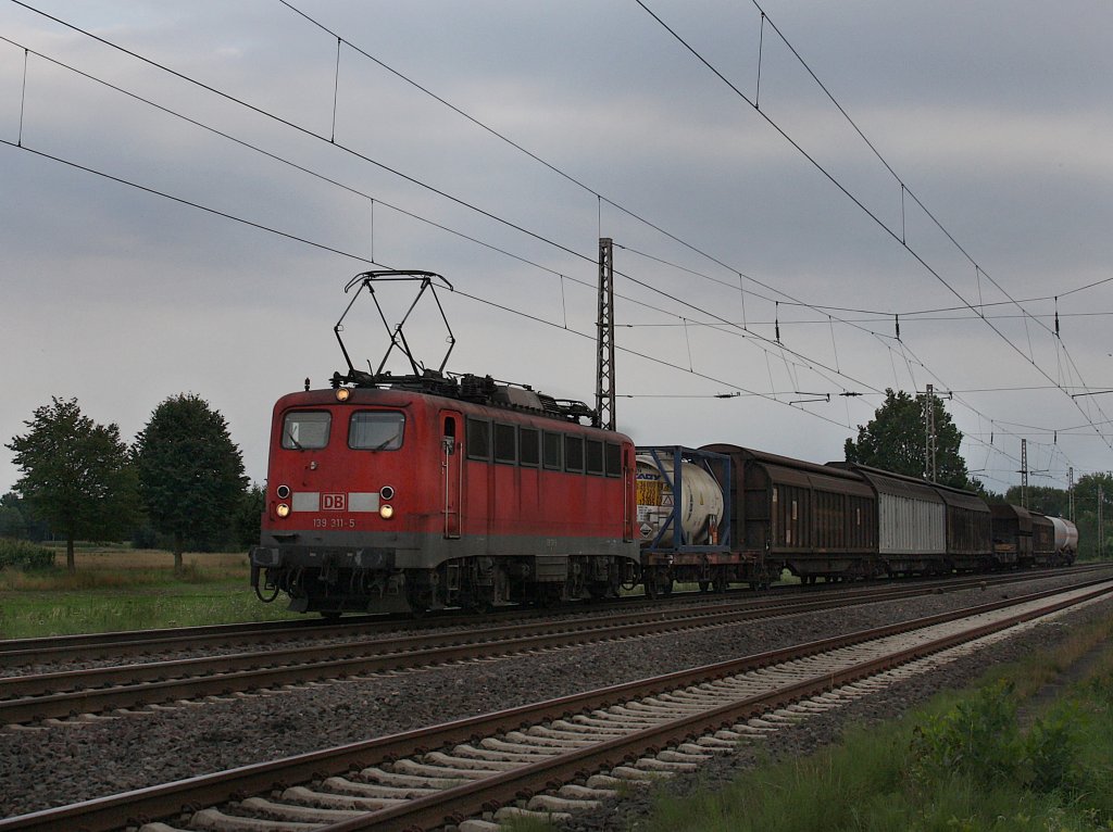Die 139 311 am 11.08.2010 mit einem Gterzug unterwegs bei Drverden. 