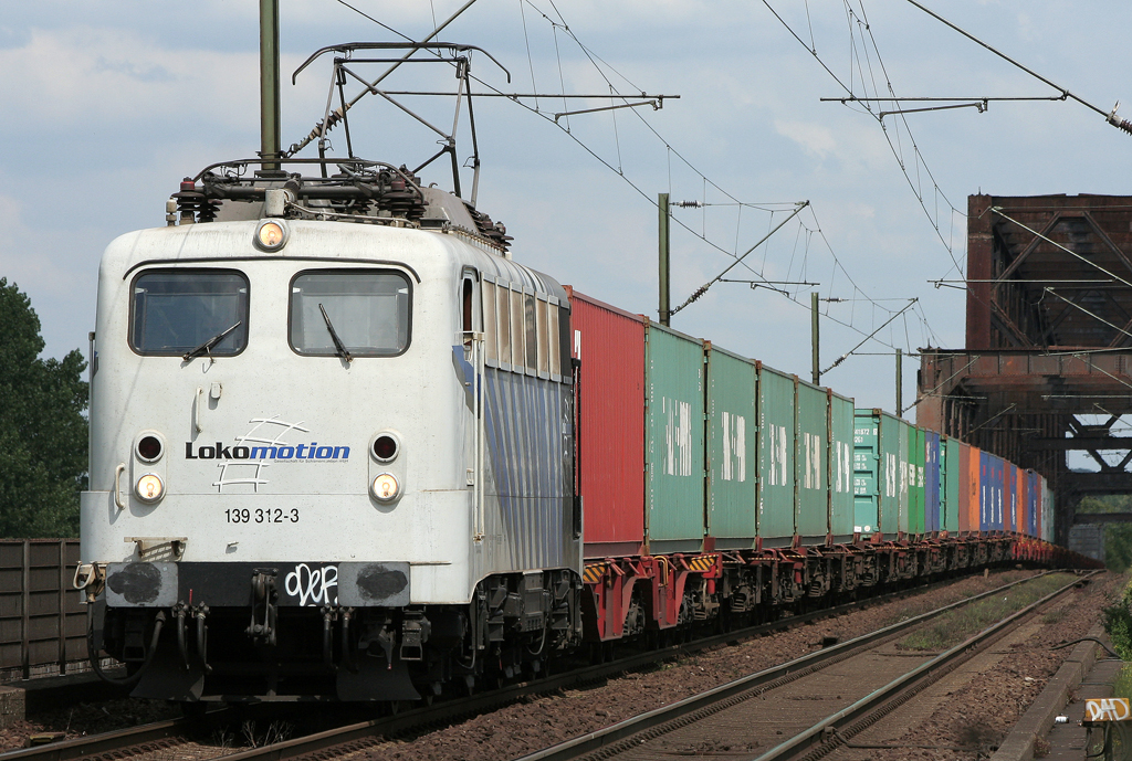 Die 139 312-3 der lokomotion zieht einen Containerzug von Duisburg Ruhrort Hafen ber die Rheinbrcke nach Neuss am 07.07.2011