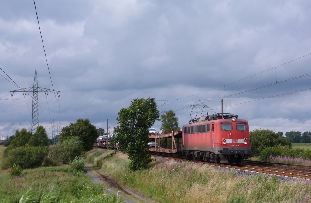 Die 139 314-9 fuhr am 17.07.2012 mit einem Gterzug von Emden nach Osnabrck, hier sdlich von Leer.