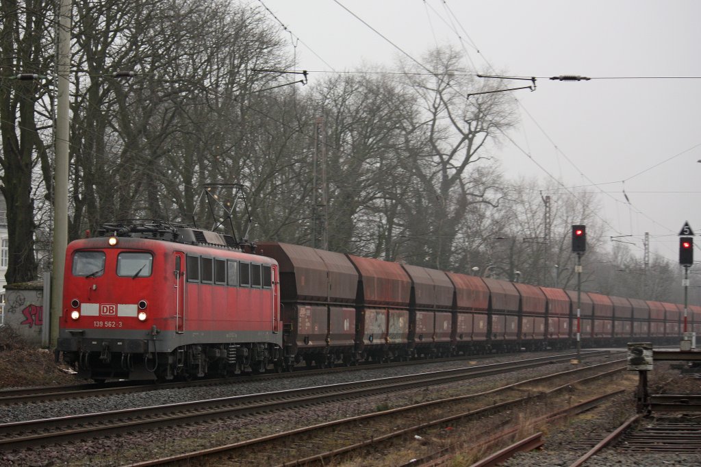 Die 139 562 fuhr am 1.3.12 mit einem Quardsandzug durch Ratingen-Lintorf.