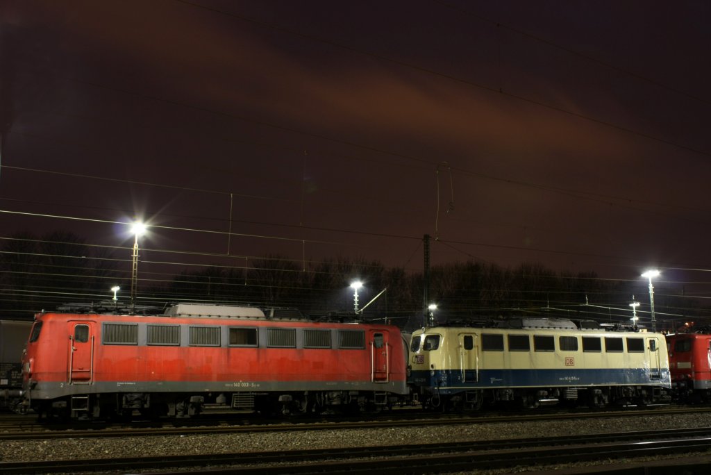 Die 140 003-5 und die 140 423-5 stehen am 06.11.2010 in Aachen West.