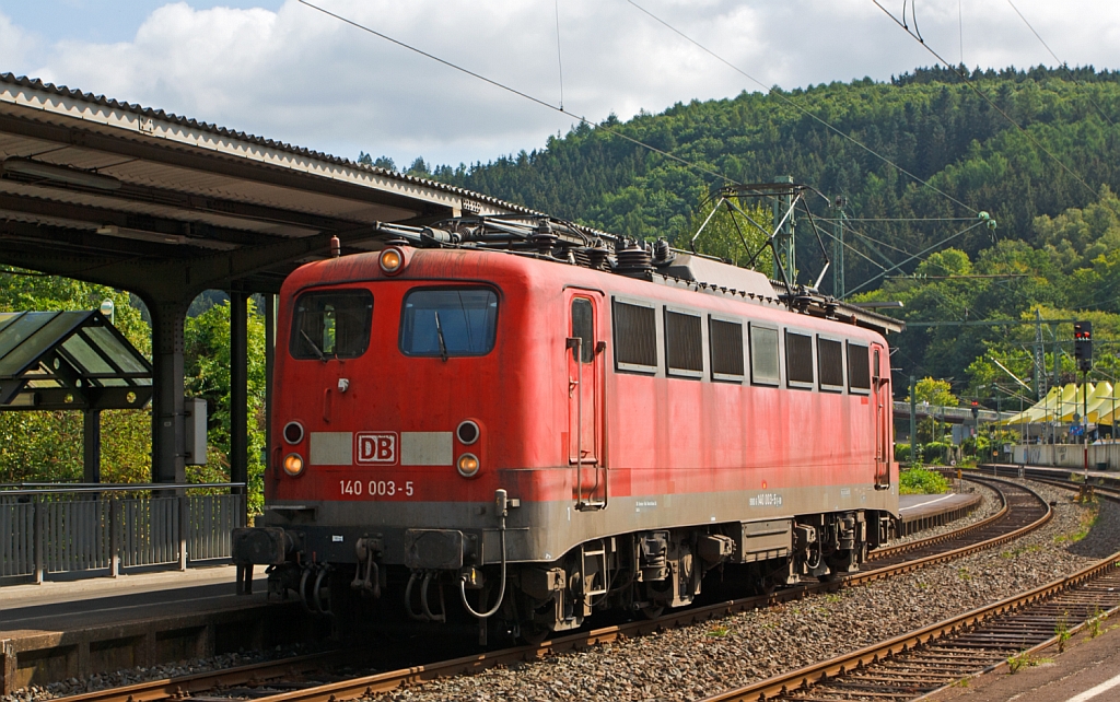 Die 140 003-5 (ex E40 003) durchfhrt am 25.08.2012 solo den Bahnhof Betzdorf/Sieg in Richtung Kln. Die Lok wurde 1957 bei Krauss-Maffei gebaut.