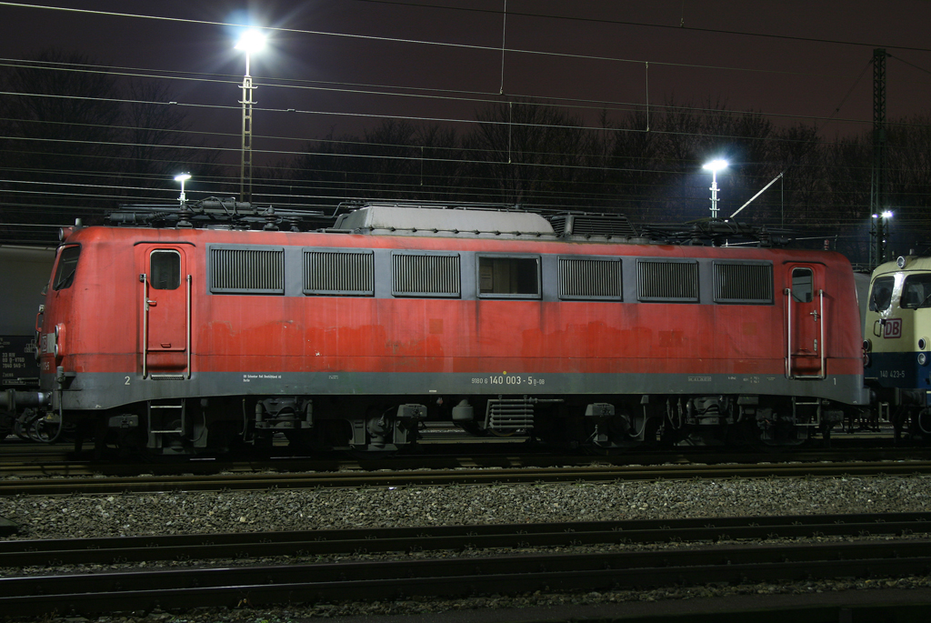 Die 140 003-5 steht mit 140 423-5 abgestellt in Aachen West am 06.11.2010