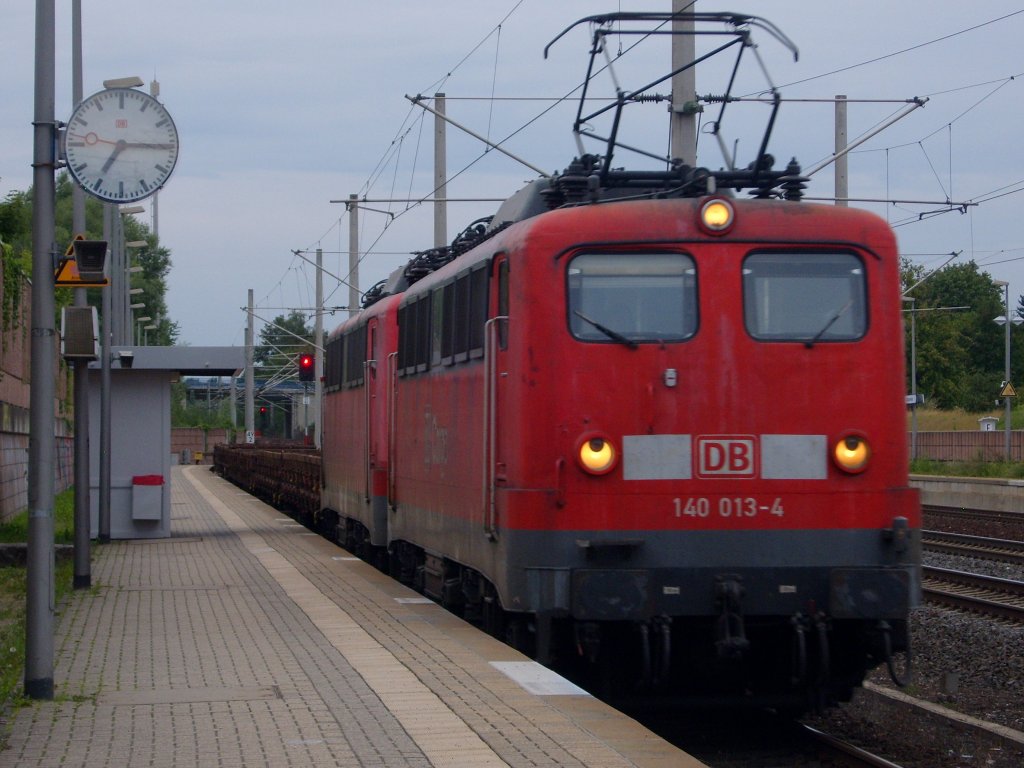 Die 140 013-4 kam am 10.08.2010 mit der abgeb�gelten 140 538 und einem Flachwagenzug (leider �ber Gleis 1) durch Langerwehe.