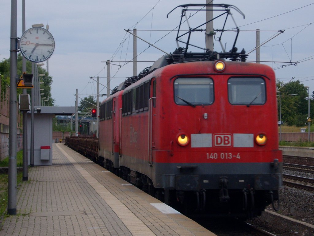 Die 140 013-4 kam am 10.08.2010 mit der abgebgelten 140 538 und einem Flachwagenzug (leider ber Gleis 1) durch Langerwehe.
