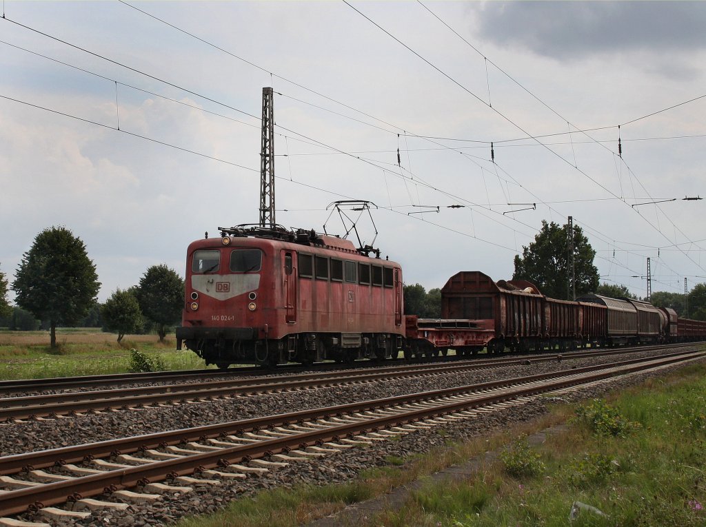 Die 140 024 am 11.08.2010 mit einem Gterzug unterwegs bei Drverden. 