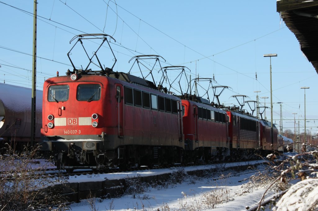 Die 140 037-3 stand am 18.12.2010 mit der 140 678-4 , der 155 036-7 und der 145 023-8 in Aachen West abgestellt.