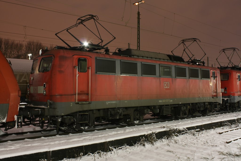 Die 140 037-3 stand am Abend des 18.12.2010 in Aachen West abgestellt.