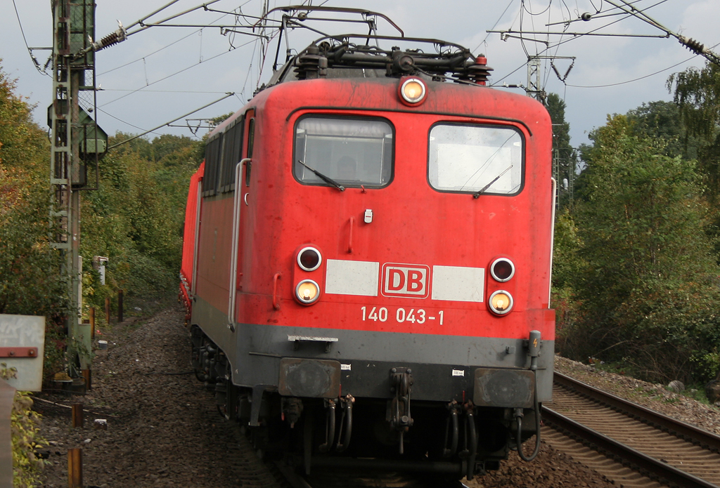 Die 140 043-1 zieht einen Gz durch Duisburg Hochfeld am 15.10.2010