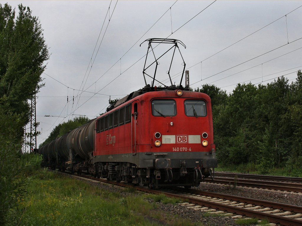 Die 140 070 am 10.08.2010 mit einem Kesselwagenzug unterwegs bei D�rverden. 