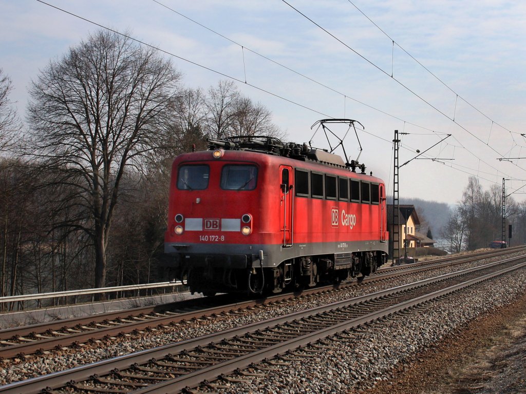 Die 140 172  am 24.02.2011 unterwegs bei Vilshofen. 