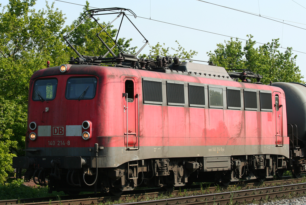 Die 140 214-8 zieht einen Gz durch Duisburg Neudorf am 20.05.2010