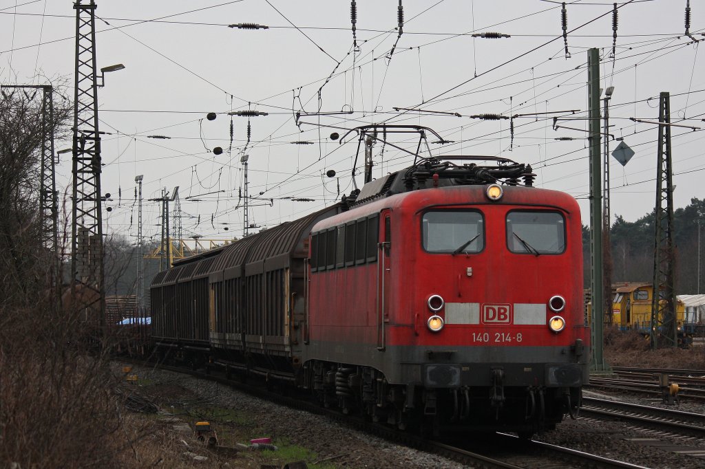 Die 140 214 fuhr am 7.3.12 mit einem gemischten Gterzug am Haken durch Duisburg-Entenfang.