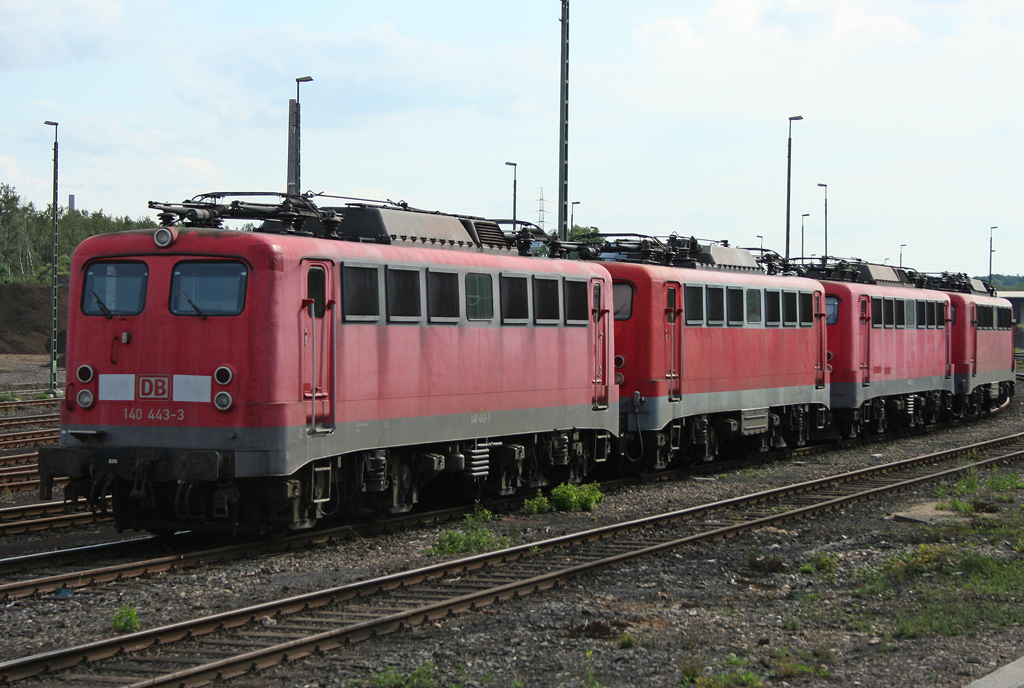 Die 140 216, 140 369, 140 443 & 140 435 stehen zum Verschrotten beim Theo Steil in Eschweiler Aue abgestellt in Stolberg Gbf am 09.08.2010