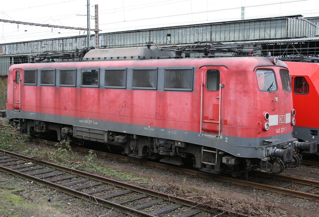 Die 140 217-1 gammelt in miesem Zustand in Wanne Eickel HBF rum, aufgenommen am 29.11.2009