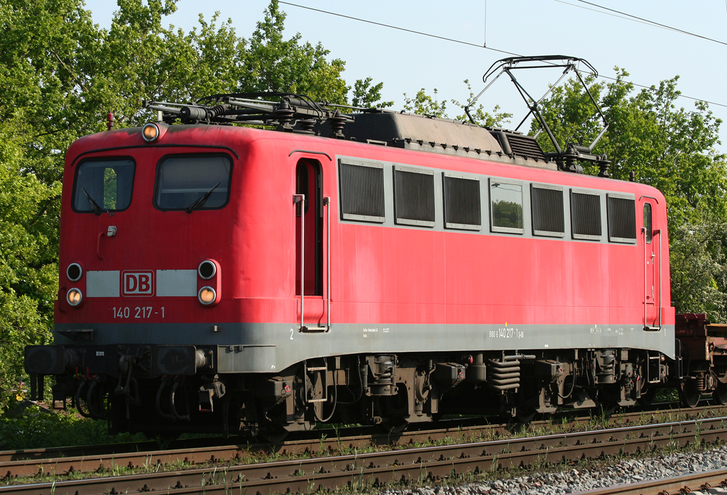 Die 140 217-1 zieht einen Gz durch Duisburg Neudorf am 20.05.2010