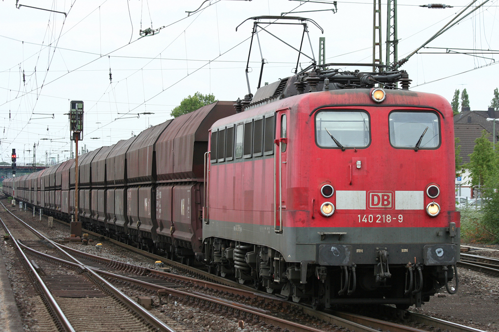 Die 140 218-9 zieht eine leere Kohle aus Oberhausen West durch Rheinhausen am 01.08.2010