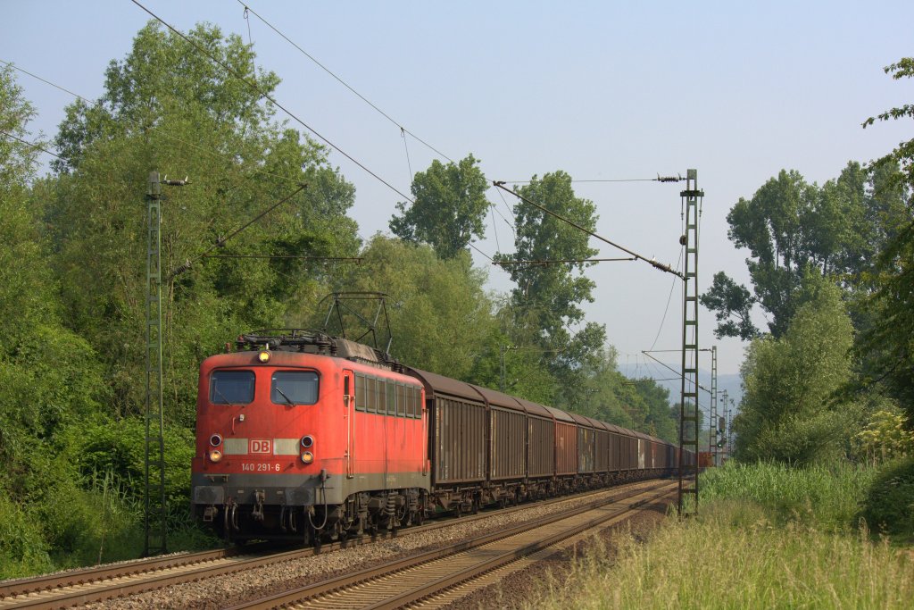 Die 140 291-6 fuhr am 21.05.2011 durch Unkel.