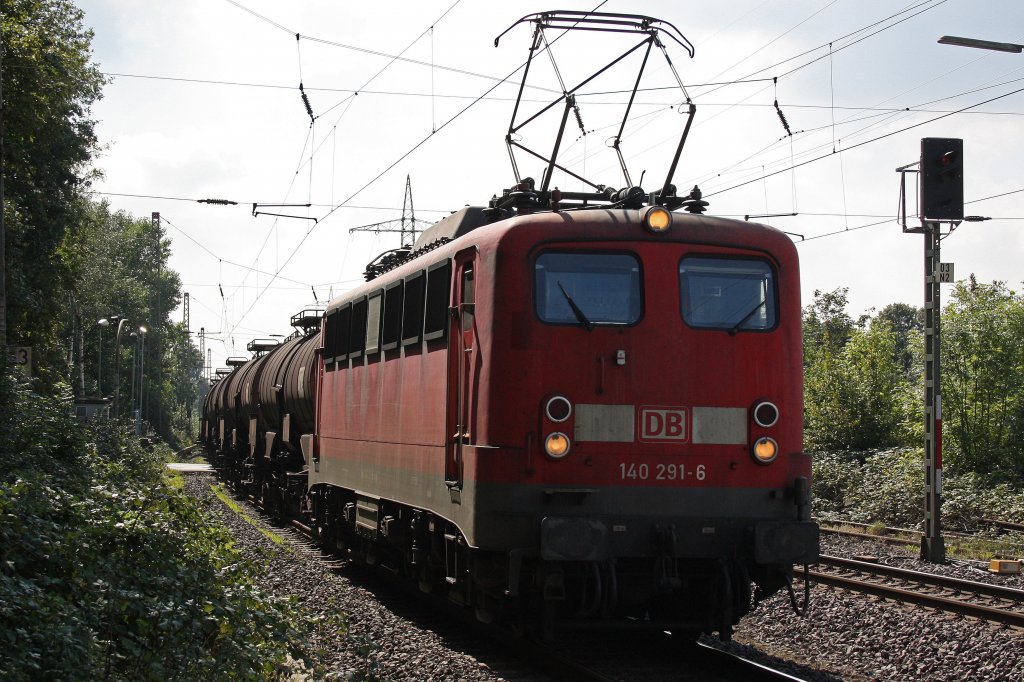 Die 140 291 am 31.8.11 mit einem Kesselwagenzug bei der Durchfahrt durch Ratingen-Lintorf.