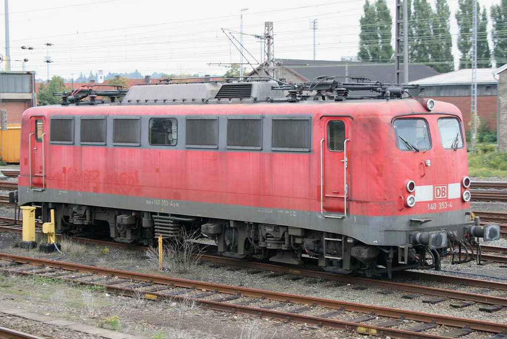 Die 140 353-4 steht abgestellt im Bw Osnabrck am 19.09.2010