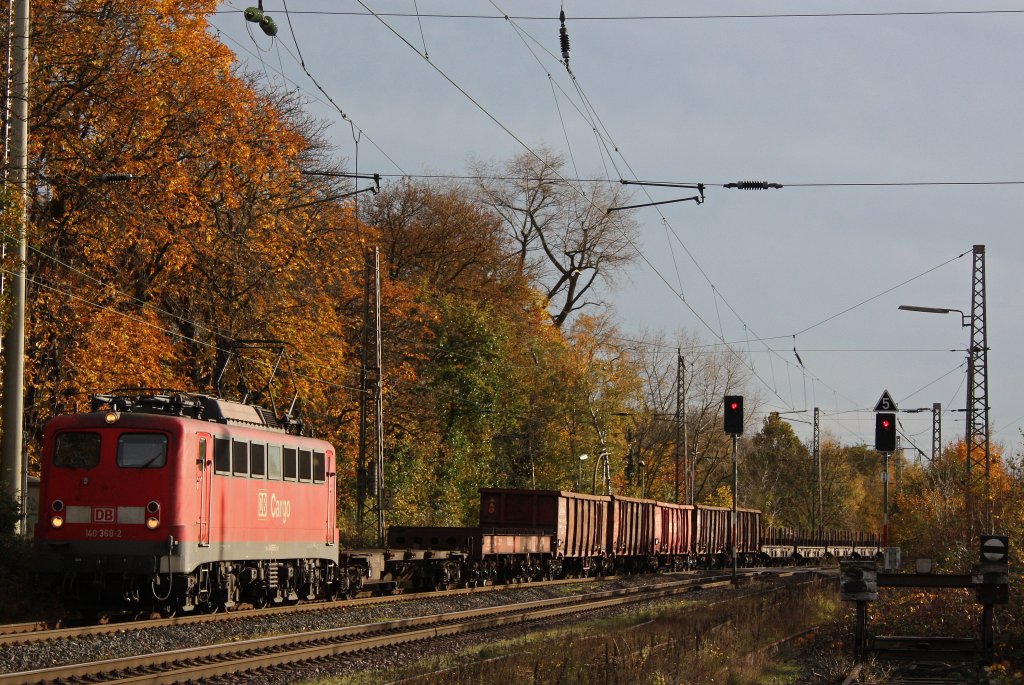 Die 140 368 zieht am 4.11.11 einen gemischten Gterzug durch Ratingen-Lintorf.