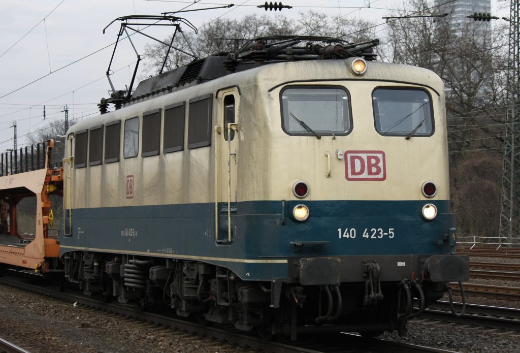 Die 140 423-5 fuhr am 12.03.2011 durch Kln West.