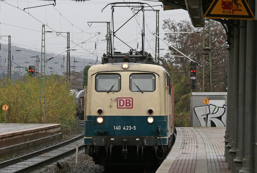 Die 140 423-5, die letzte ihrer Art, zieht einen Gz und eine BR 185 durch Witten, leider auf dem falschen Gleis... Aufgenommen am 15.11.2009