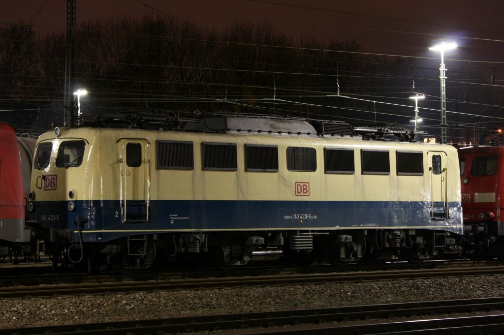Die 140 423-5 steht am 06.11.2010 in Aachen West.