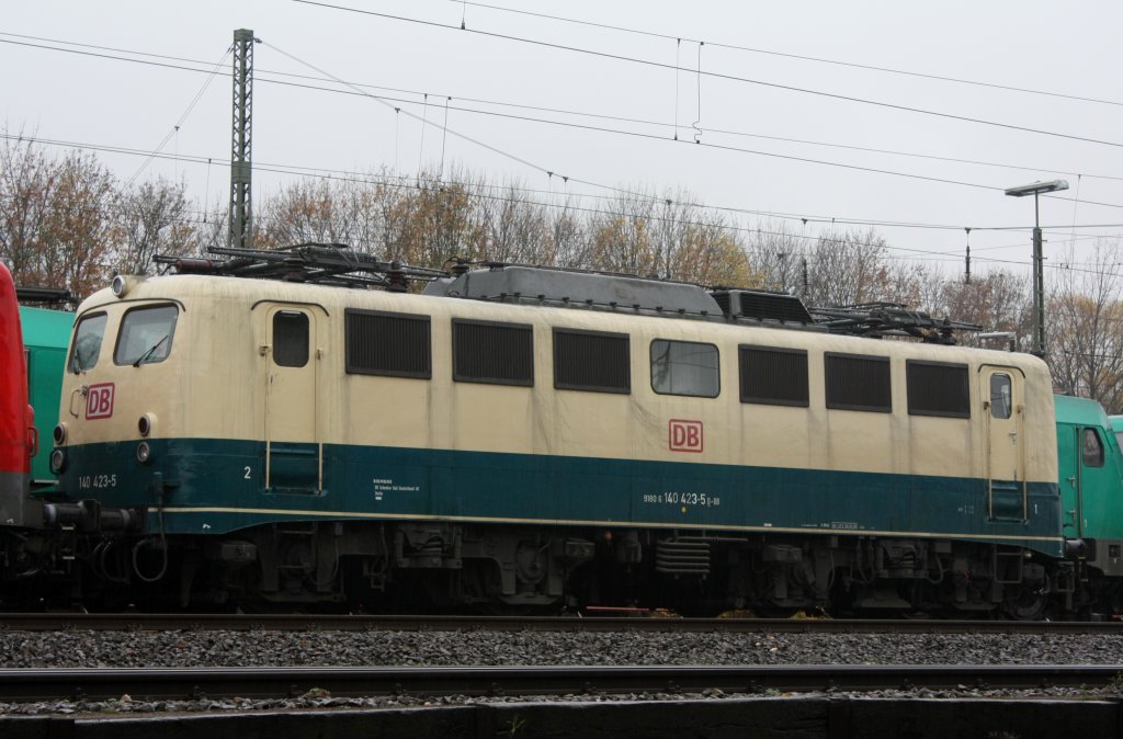 Die 140 423-5 steht am 06.11.2010 in Aachen West.