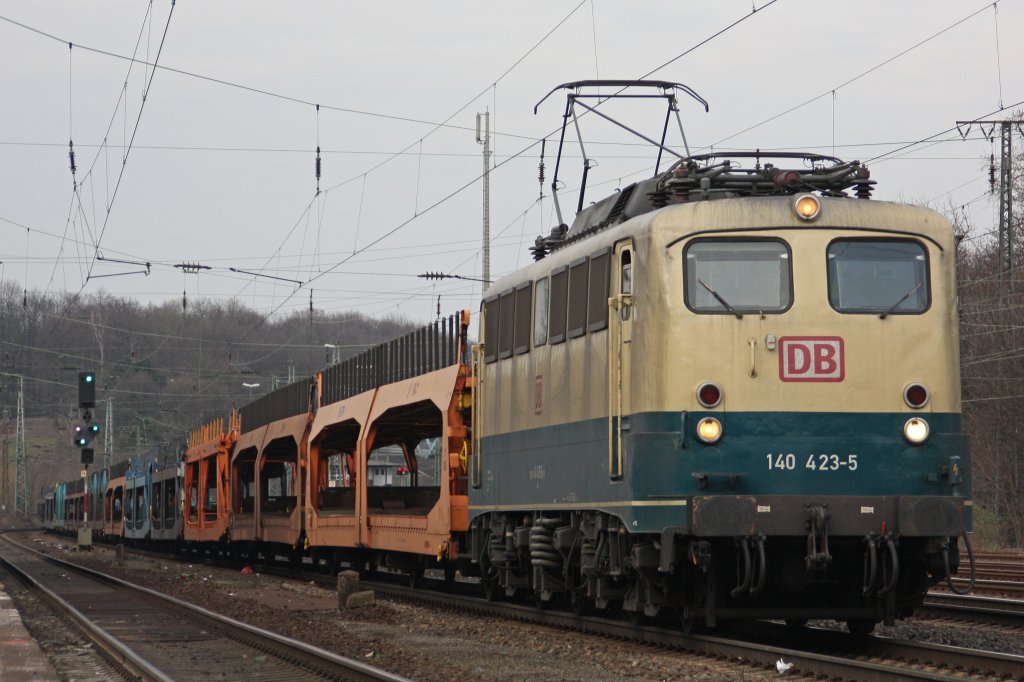 Die 140 423 zieht am 12.3.11 einen leeren Autozug von Venlo nach Merzig (Saar) durch Kln-West.