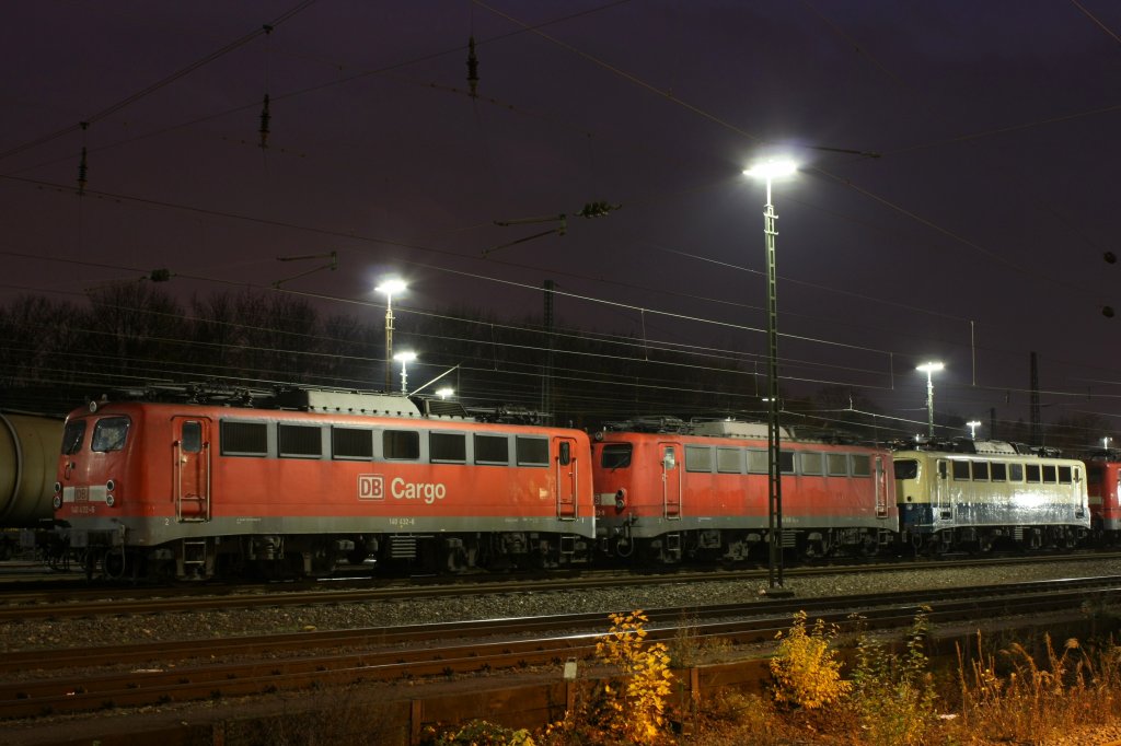 Die 140 432-6 stand am 06.11.2010 mit der 140 003-5 und mit der 140 423-5 in Aachen West.
