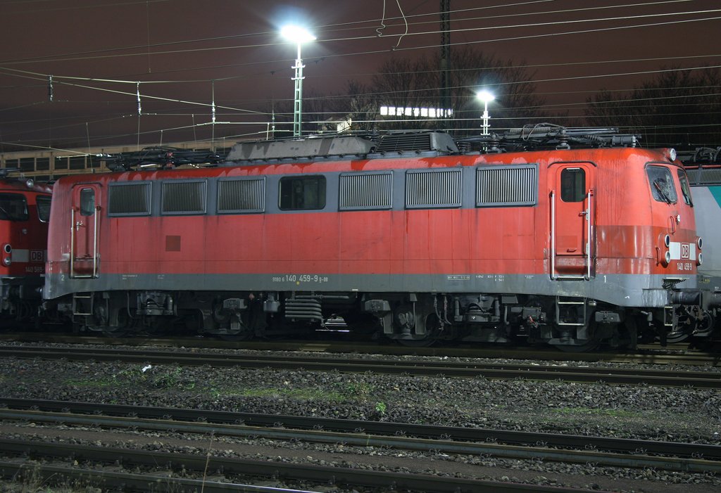 Die 140 459-9 steht mit 140 585-1 ber Nacht in Aachen West am 05.12.2009