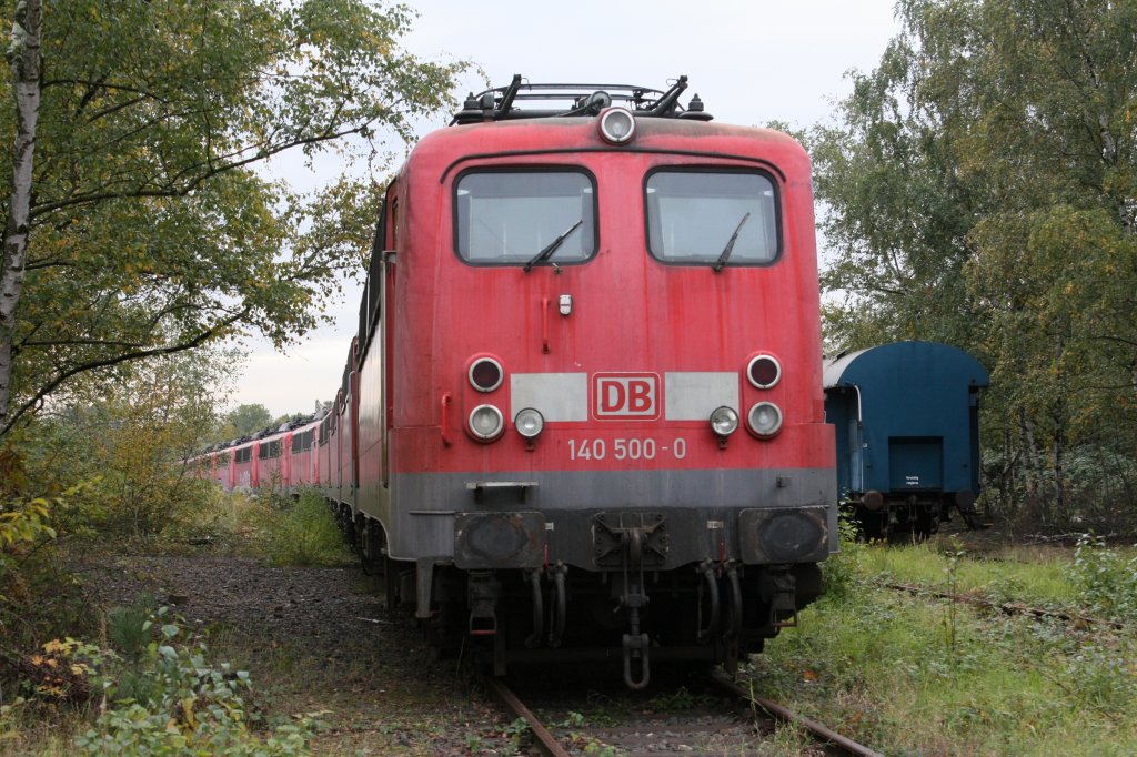 Die 140 500-0 mit Zusatzlampen steht am 22.10.2010 in Opladen beim Bender.