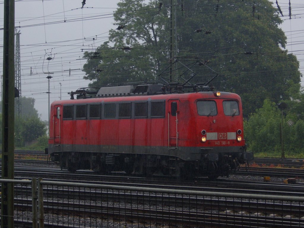 Die 140 501-8 rangierte am 12.06.2010 im strmenden Regen in Aachen West.