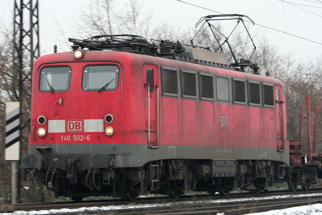 Die 140 502-6 durchfhrt Duisburg Neudorf am 07.12.2010