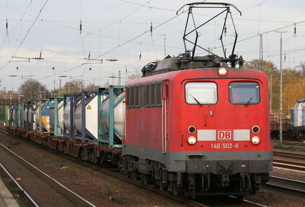 Die 140 502-6 zieht einen kurzen Gz durch Dsseldorf Rath am 13.11.2009 Ein schnes Movement fr Freitag den 13. ;-)