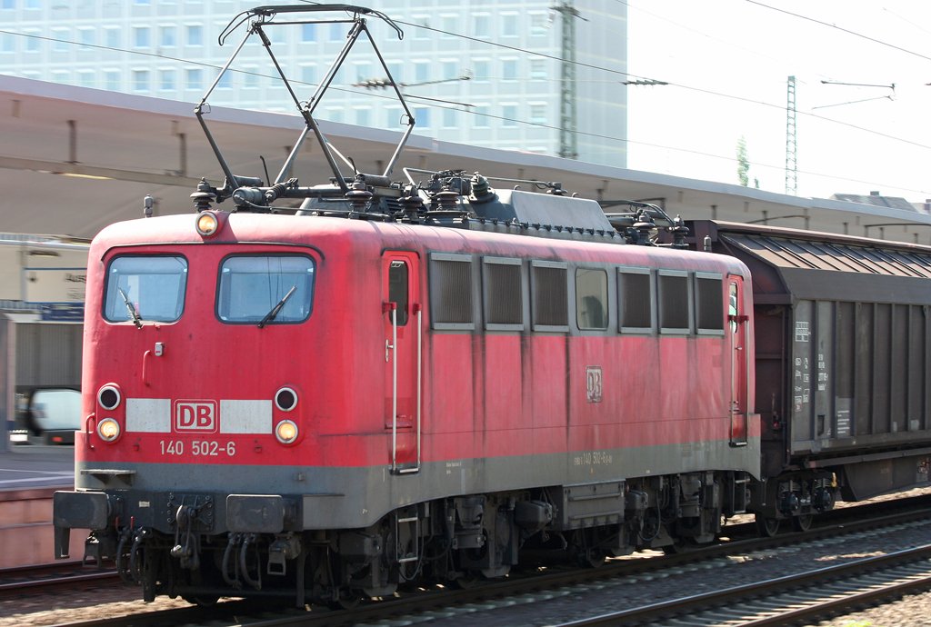 Die 140 502-6 zieht einen Gz durch Koblenz HBF am 05.06.2010