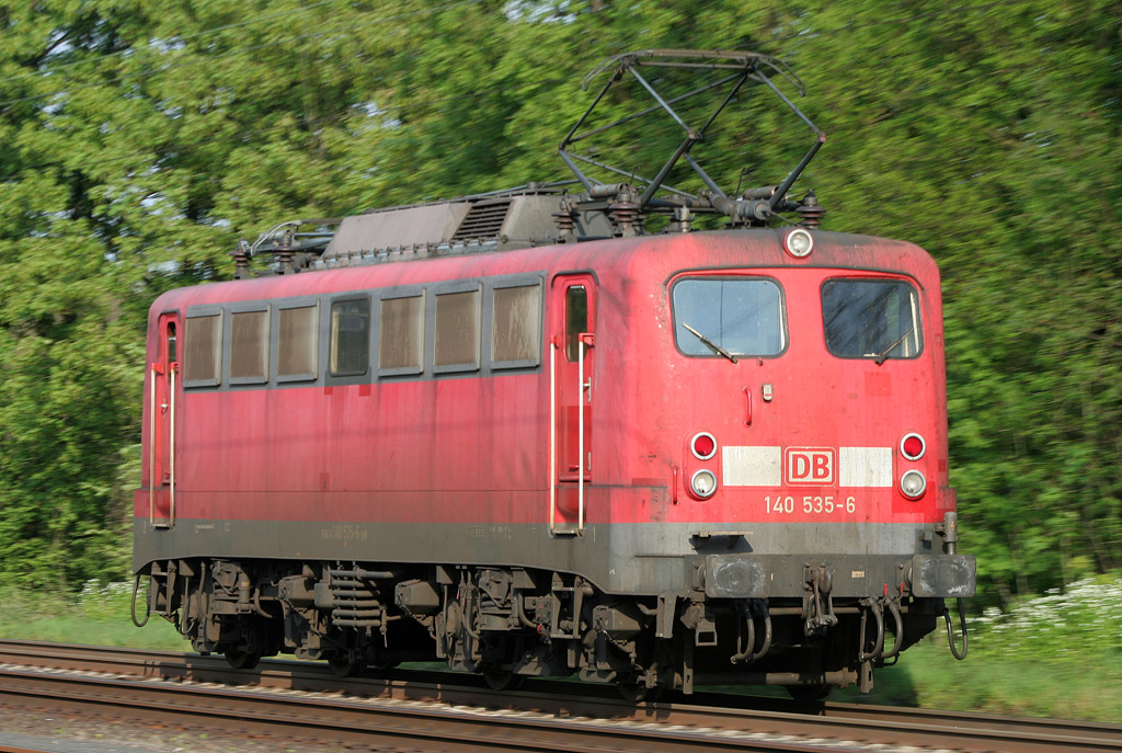 Die 140 535-6 fhrt Lz durch Hckelhoven Baal am 21.04.2011