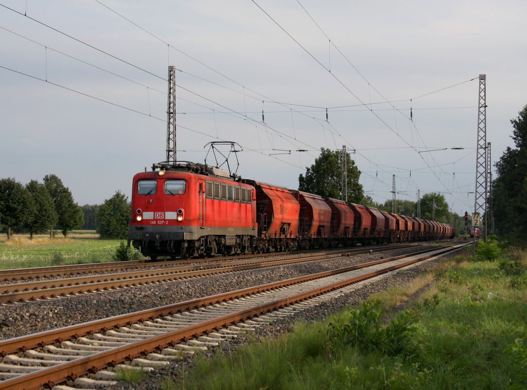 Die 140 537 mit einem Gterzug am 11.08.2010 unterwegs bei Drverden.