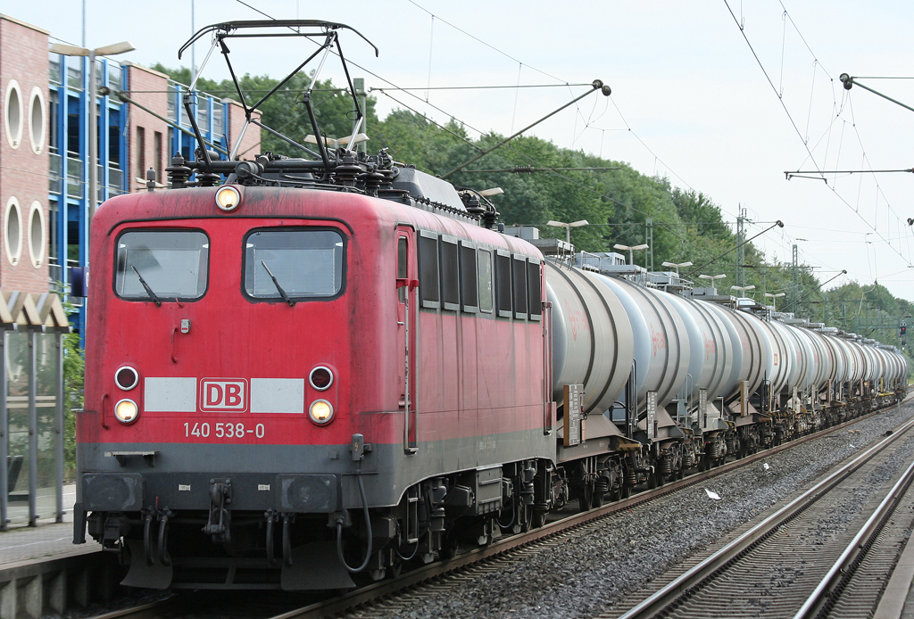 Die 140 538-0 zieht einen Kesselzug durch Geilenkirchen am 25.08.2010