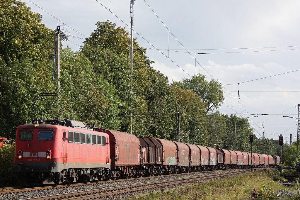 Die 140 538 am 13.9.11 mit einem Stahlzug bei der Durchfahrt durch Ratingen-Lintorf.