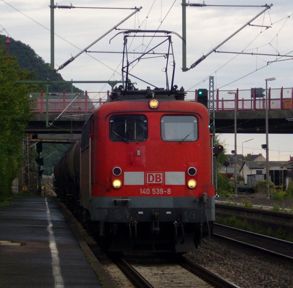Die 140 539-8 fuhr am 26.08.2010 durch Brohl.