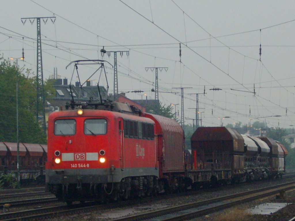 Die 140 544-8 fuhr am 29.07.2010 durch Kln West.
Wegen des schlechten Wetter sieht das Bild dementsprechend aus.