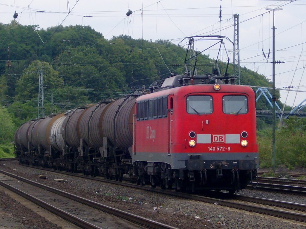Die 140 572-9 donnerte am 22.07.2010 mit einem Kesselwagenzug durch Kln West.