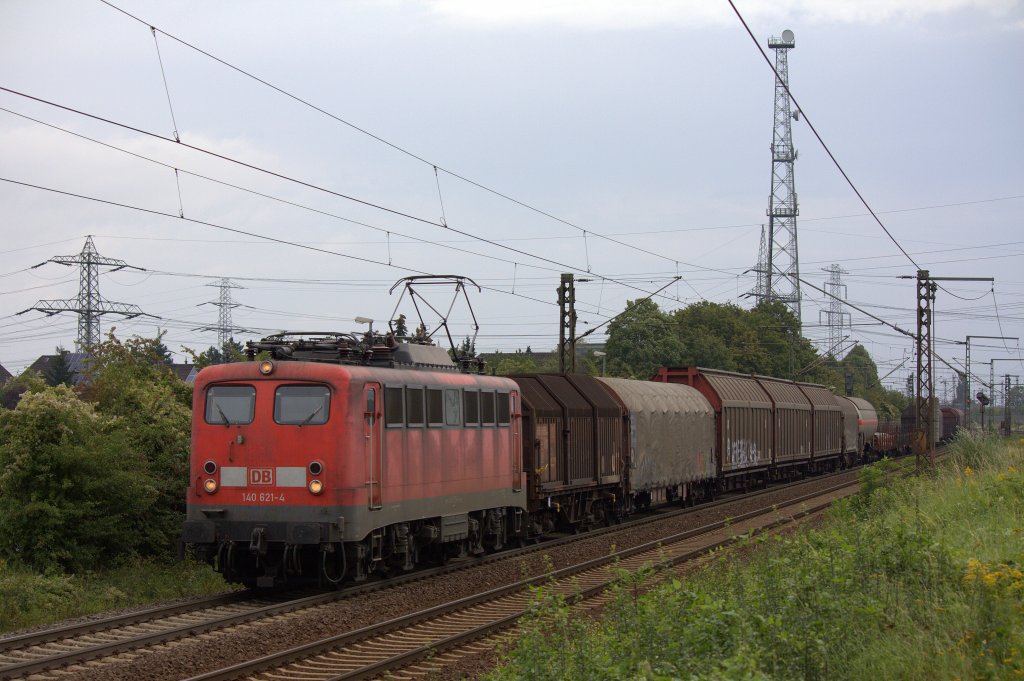 Die 140 621-4 fuhr am 29.08.2011 durch Ahlten.