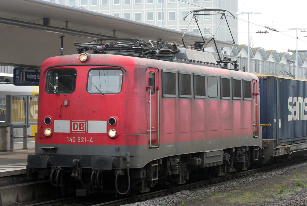 Die 140 621-4 zieht einen Containerzug durch Koblenz HBF am 26.03.2011