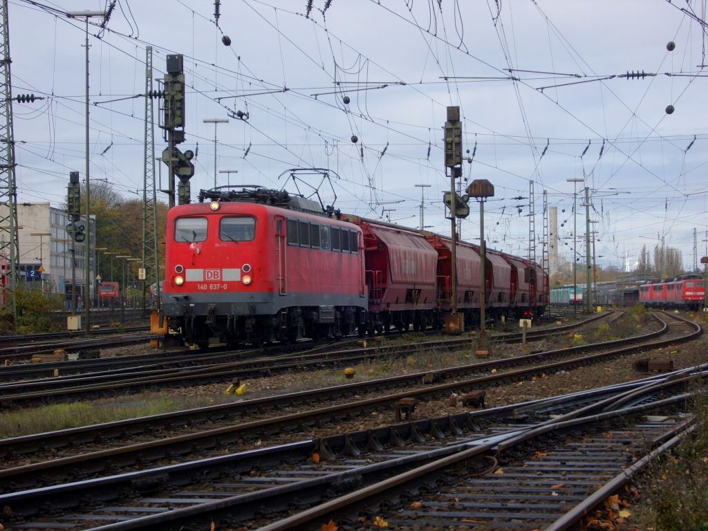 Die 140 637-0 fuhr am 07.11.2009 aus Aachen West aus.