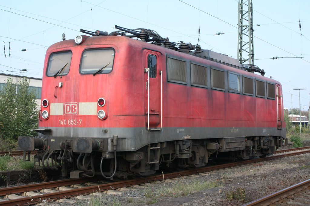 Die 140 653-7 steht am 13.10.2010 in Opladen und wartet auf die fahrt zum Bender.