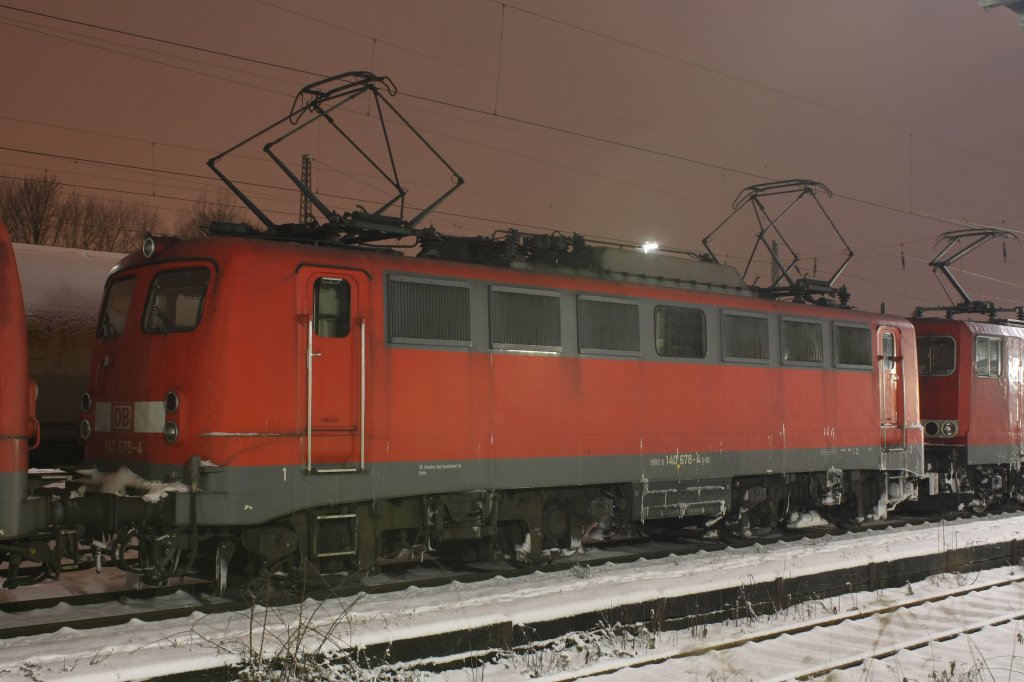 Die 140 678-4 stand in der Nacht vom 18.12.2010 auf den 19.12.2010 in Aachen West abgestellt und hielt dort ihre Nachtruhe.