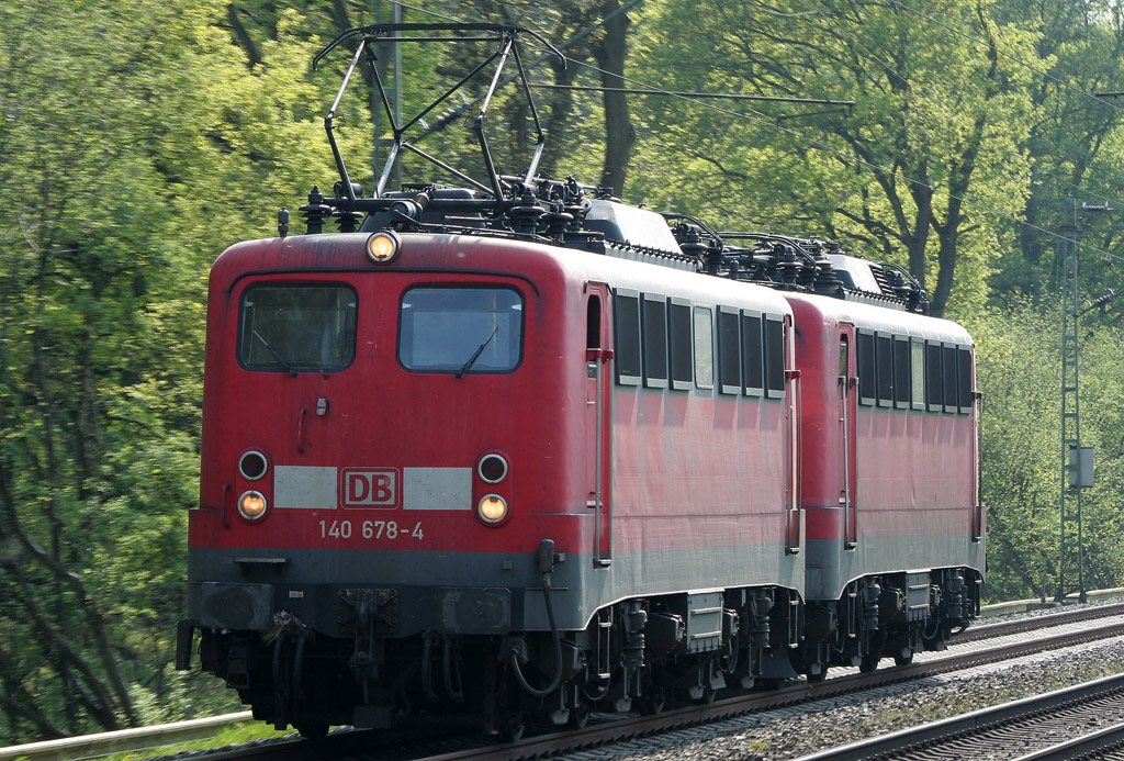 Die 140 678-4 zieht die 139 314-9 im Schlepp hinter Hckelhoven Baal am 21.04.2011